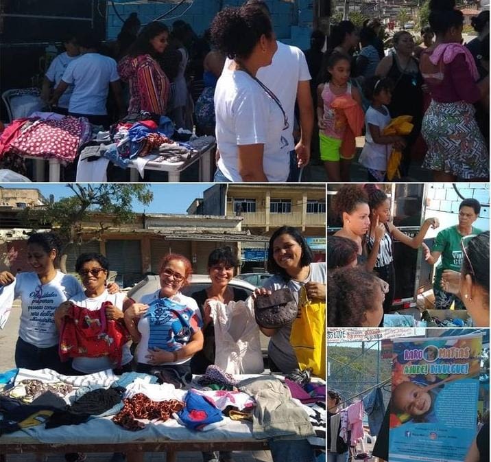 Compilado de fotos com mulheres clientes do bazar raro matias. Em uma das fotos, o foco é no banner de divulgação do evento, que contém dizeres sobre e também uma foto de Matias, quando bebê